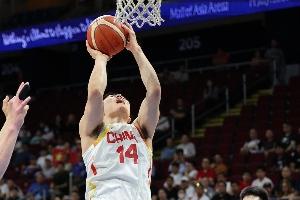 7人轮换VS12人轮换！中国男篮连续两场逆转 我们正在拥抱硬汉篮球